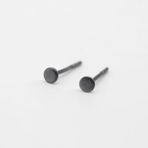 Kleine platte ronde oorknopjes | Sterlingzilveren stekers van 3 mm | Kleine minimalistische zwarte studs | Uniseks oorknopjes