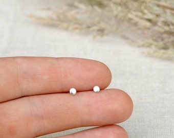 Pendientes pequeños / Pendientes de lunares sencillos / Pendientes minimalistas / Joyería de plata de ley / Perforaciones múltiples / Hechos a mano / Pendientes superpequeños