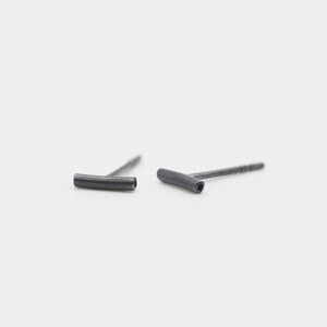Piccoli orecchini a tronco in argento ossidato / orecchini a bottone neri unisex da indossare tutti i giorni / gioielli in argento sterling