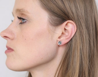 Geoxideerde zilveren beker oorbellen | Minimalistische studs | Zwarte oorknopjes | Handgemaakte sieraden | Dom Studs | Dagelijkse oorbellen