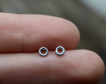 Pendientes de botón de círculo abierto / Pendientes minimalistas pequeños de 4 mm en plata de ley / Delicadas joyas geométricas de plata para uso diario