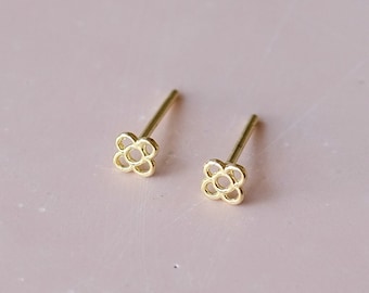 Mini Barcelona Flower 9k gold earrings