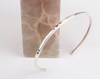 Thin round martelé bracelet