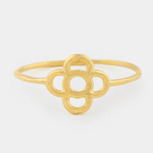 Anillo flor de Barcelona, plata de ley chapada oro 18k