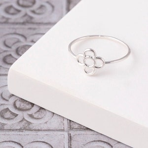Anillo flor de Barcelona, plata de ley