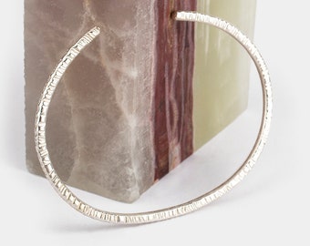 Thin lined martelé bracelet