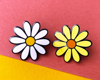 Insignias de esmalte Daisy Duo, consérvalas ambas o compártelas con un amigo...