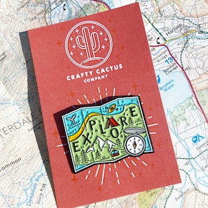 Insignia de esmalte con el mapa Explore, un pin fantástico para aquellas personas aventureras...