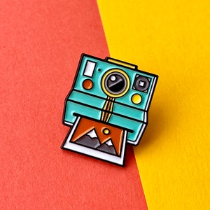 Retro camera Enamel pin in pastel green, a great gift for photographers, Vloggers or retro rebels!!!