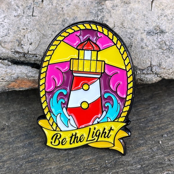 Be the Light, Lighthouse Purple Edition Emaille Pin-badge, een geweldige pin voor degenen die door het leven navigeren...