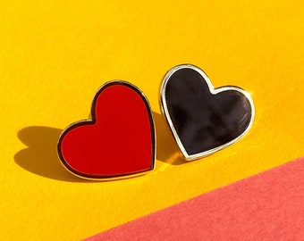 Juego de pines de esmalte duro con forma de corazón rojo y negro