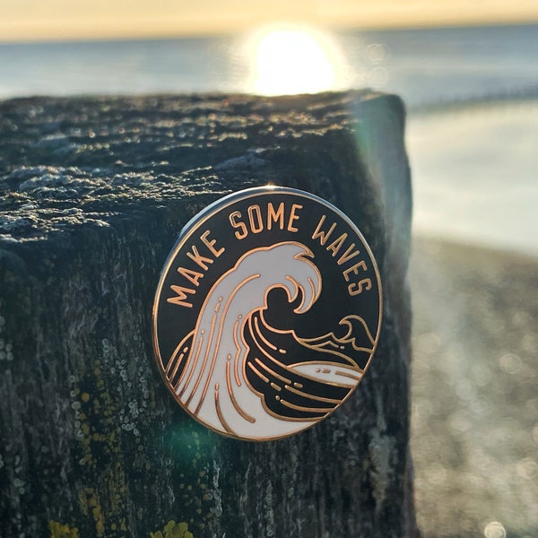 Créez une épingle en émail dur Make Some Waves, pour les surfeurs de vagues et les amoureux de l'océan, à partir de notre gamme premium de badges à épingles... Édition noire limitée