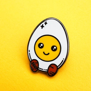 Insignia de pin de esmalte duro Eggy, el huevo cocido. Nos encanta este nuevo y pequeño pin de personaje...