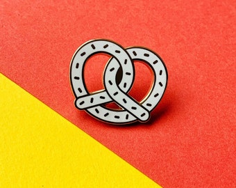 Hard Enamel Pin, Weiße Brezel mit Goldsprenkeln, aus unserem Premium Sortiment, designed von Maisy Carter (das bin ich)