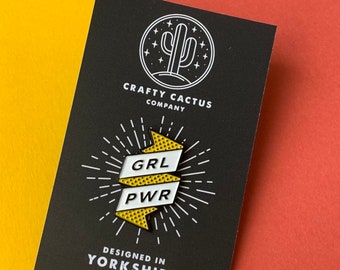 GRL PWR ガールパワー エナメルピンは、当社のプレミアムピンバッジコレクションから、パワフルな女の子たち全員に贈ります... フェミニズム、女性