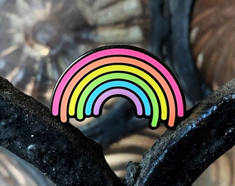Insignia de esmalte arcoíris en colores pastel, un gran regalo para un amigo.
