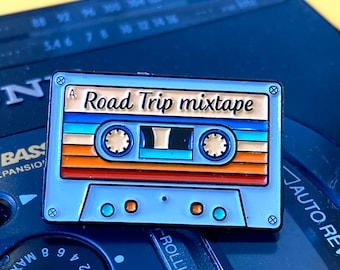 Cassetta con spilla smaltata Road Trip Mixtape, il regalo perfetto per gli amanti degli anni ottanta retrò!!