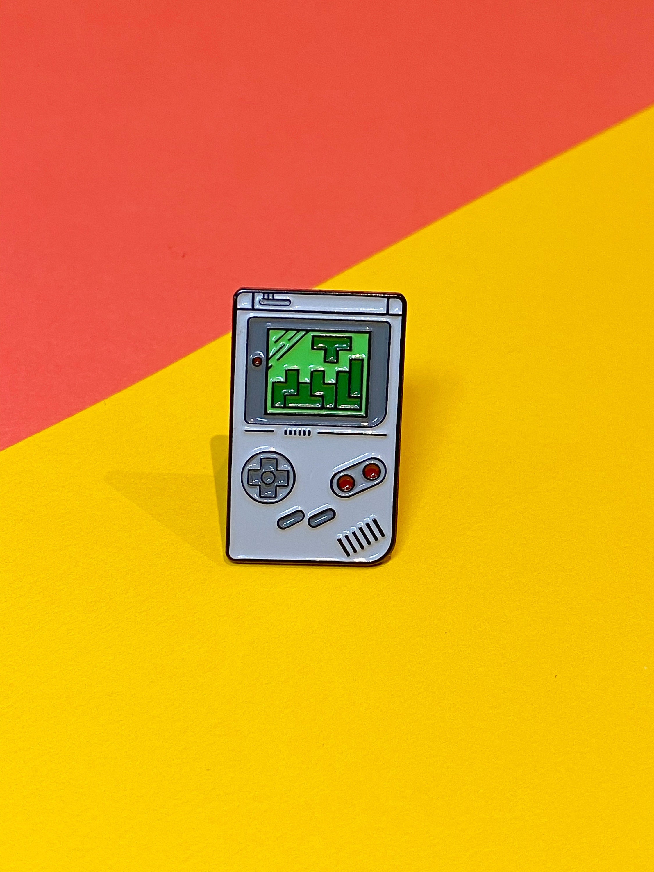 Enamel pin Retro Game boy computer game, a great gift for those nosta…