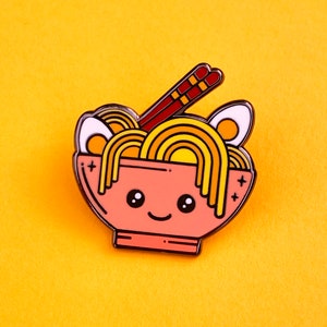 Insigne rose ramen à soupe de nouilles japonaises en émail dur, nous adorons ce nouveau petit personnage....