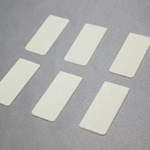 Peut inclure: Six morceaux de papier rectangulaires blancs, peut-être pour l'artisanat ou le scrapbooking.