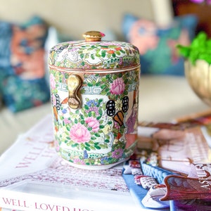 Vintage Famille Rose Medallion Lidded Canister with Gilt Handles Grandmillennial Asian Home Decor Maximalist Interiors immagine 5