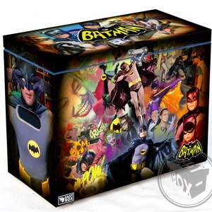Puede incluir: Una caja de almacenamiento de madera de estilo vintage con un collage colorido de im&aacute;genes de la cl&aacute;sica serie de televisi&oacute;n de Batman. La caja presenta el ic&oacute;nico logotipo de Batman y varios personajes, incluidos Batman, Robin, el Joker, Catwoman y el Ping&uuml;ino. La caja est&aacute; decorada con efectos de sonido y texto al estilo de los c&oacute;mics.