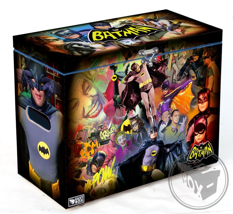 Puede incluir: Una caja de almacenamiento de madera de estilo vintage con un collage colorido de im&aacute;genes de la cl&aacute;sica serie de televisi&oacute;n de Batman. La caja presenta el ic&oacute;nico logotipo de Batman y varios personajes, incluidos Batman, Robin, el Joker, Catwoman y el Ping&uuml;ino. La caja est&aacute; decorada con efectos de sonido y texto al estilo de los c&oacute;mics.