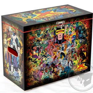 Puede incluir: Una taza de cerámica blanca con un asa negra y el texto "But First, Coffee" en negro, con una fuente de estilo manuscrito. La taza está sobre una superficie blanca.