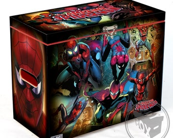 以下が含まれることがあります： スパイダーマンのアクションポーズが描かれた長方形の収納ボックス。ボックスは黒い背景に赤いアクセントがあり、「Amazing Spider-Man」の文字が赤色で描かれています。ボックスの側面にはスパイダーマンの顔が描かれています。