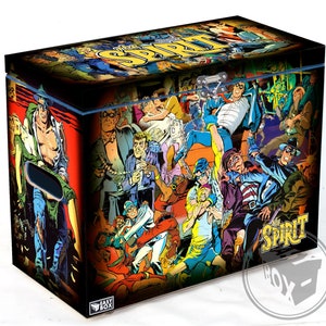 Puede incluir: Una caja de almacenamiento colorida con un diseño de cómic que presenta a The Spirit. La caja tiene un fondo negro con una variedad de personajes y escenas del cómic. El texto "The Spirit" está impreso en letras amarillas en la parte superior de la caja.