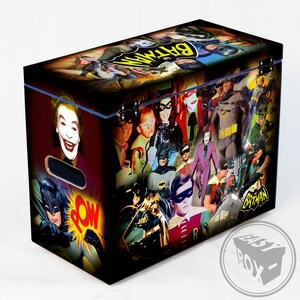 Puede incluir: Una caja de almacenamiento negra con un collage colorido de im&aacute;genes de la serie de televisi&oacute;n Batman de la d&eacute;cada de 1960. La caja presenta im&aacute;genes de Batman, Robin, el Joker, Catwoman y otros personajes. La caja est&aacute; etiquetada como "Batman" y "Easy Box".