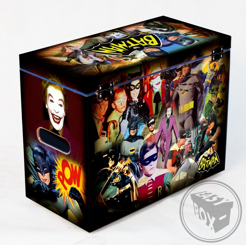 Puede incluir: Una caja de almacenamiento negra con un collage colorido de im&aacute;genes de la serie de televisi&oacute;n Batman de la d&eacute;cada de 1960. La caja presenta im&aacute;genes de Batman, Robin, el Joker, Catwoman y otros personajes. La caja est&aacute; etiquetada como "Batman" y "Easy Box".