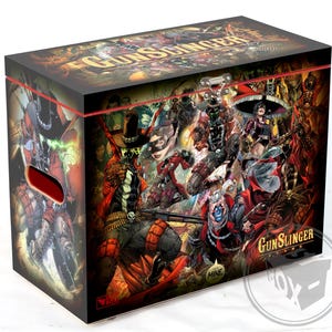 Puede incluir: Una caja de madera con una portada de cómic colorida que presenta un grupo de personajes, entre ellos un vaquero, un esqueleto y un demonio. La caja está etiquetada como "Gunslinger Spawn".
