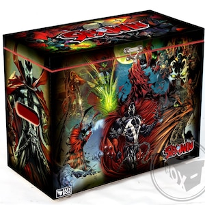 Puede incluir: Una caja de almacenamiento de madera con un diseño de cómic colorido con el personaje Spawn. La caja tiene una tapa roja con un cierre de metal y las palabras "Spawn" y "Easy Box" impresas en la parte delantera.