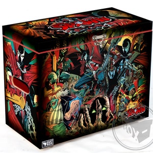 Puede incluir: Una caja de almacenamiento de madera negra con un borde rojo y un diseño de cómic colorido con el personaje Spawn. La caja tiene un cierre de metal y el texto "Spawn" está impreso en la parte delantera.