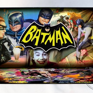 Puede incluir: Una caja de madera con un collage colorido de im&aacute;genes de la serie de televisi&oacute;n Batman. La caja presenta el logotipo ic&oacute;nico de Batman en amarillo y negro con la palabra "BATMAN" en letras amarillas. La caja est&aacute; decorada con im&aacute;genes de Batman, Robin, Catwoman y el Joker.