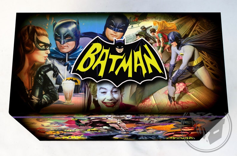 Puede incluir: Una caja de madera con un collage colorido de im&aacute;genes de la serie de televisi&oacute;n Batman. La caja presenta el logotipo ic&oacute;nico de Batman en amarillo y negro con la palabra "BATMAN" en letras amarillas. La caja est&aacute; decorada con im&aacute;genes de Batman, Robin, Catwoman y el Joker.
