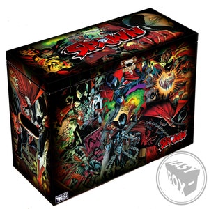 Puede incluir: Una caja de almacenamiento de madera negra con un diseño de cómic colorido que presenta al personaje Spawn. La caja tiene una tapa con bisagras y una manija en el lateral. La caja está decorada con la palabra "Spawn" en letras grandes y presenta una variedad de personajes de la serie de cómics Spawn.