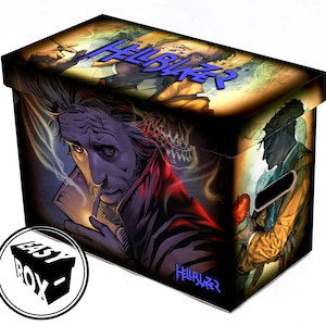 Op de afbeelding: Een zwarte en gele comic-opslagdoos met een afbeelding van een man met een sigaret en de tekst "Hellblazer" op de voorkant.