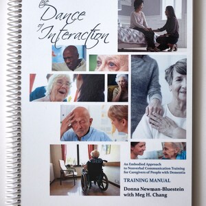 Puede incluir: La Danza de la Interacción: Un Enfoque Corporal para la Formación en Comunicación No Verbal para Cuidadores de Personas con Demencia. Manual de Formación por Donna Newman-Bluestein con Meg H. Chang. La portada presenta un collage de fotos de personas interactuando.