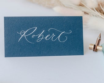 Handgeschriebene dunkelblaue Hochzeitsplatzkarten in moderner Kalligrafie, Platzkarten, Escort Karte, Luxus Hochzeit Papeterie, Namensschilder