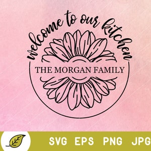Może przedstawiać: Czarno-biały projekt graficzny słonecznika z tekstem "Welcome to our kitchen The Morgan Family" w kółku wokół kwiatu.