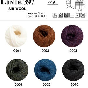 Könnte beinhalten: Eine Sammlung von zehn Garnknäuel in verschiedenen Farben, darunter Weiß, Braun, Lila, Grün, Blau und Schwarz. Das Garn ist eine glitzernde, strukturierte Air-Wollmischung. Das Etikett lautet "Linie 397 Air Wool" und enthält Details zum Garn, wie z. B. Gewicht, Länge und Nadelstärke.