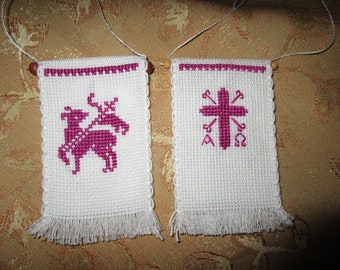 Traditionell doppelseitig handgesticktes Fähnchen für Osterlamm und Weihekorb in pink