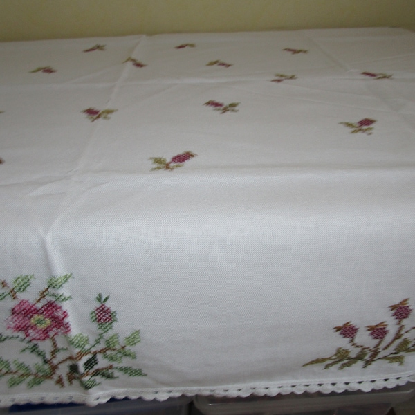 Tischdecke, bestickt, Handarbeit, Blumendekor, vintage, 60-er-Jahre, 120 x155 cm