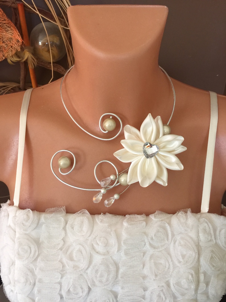 Silver ribbed aluminum wire necklace with an ivory flower made of handmade satin ribbon