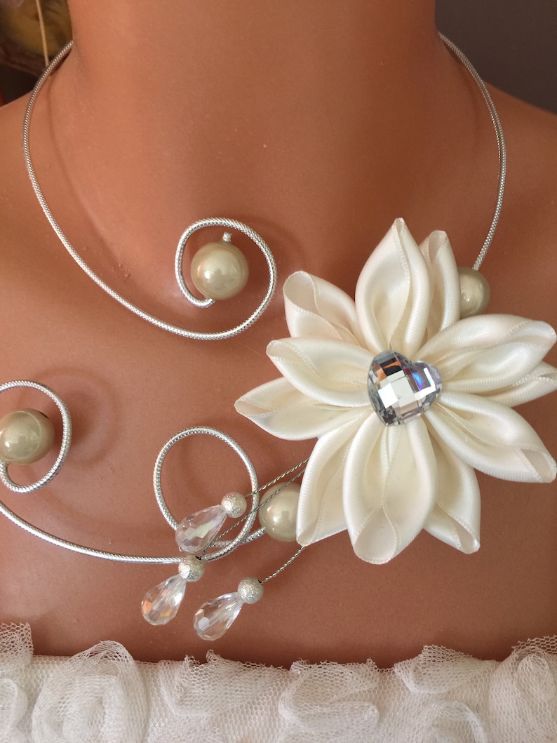 Silver ribbed aluminum wire necklace with an ivory flower made of handmade satin ribbon