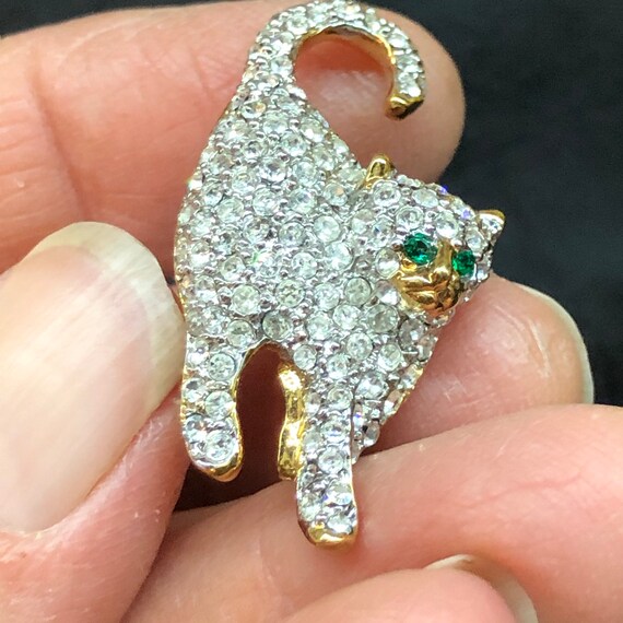 Vintage Rhinestone cat brooch pin with green eyes - image 9