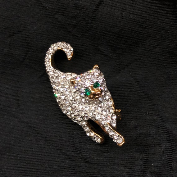 Vintage Rhinestone cat brooch pin with green eyes - image 4