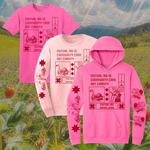Op de afbeelding: Drie roze shirts met de tekst "MUTUAL AID IS COMMUNITY CARE NOT CHARITY". De shirts omvatten een t-shirt, een shirt met lange mouwen en een hoodie. De shirts met lange mouwen en de hoodie hebben rode ster- en zwaangraphics.